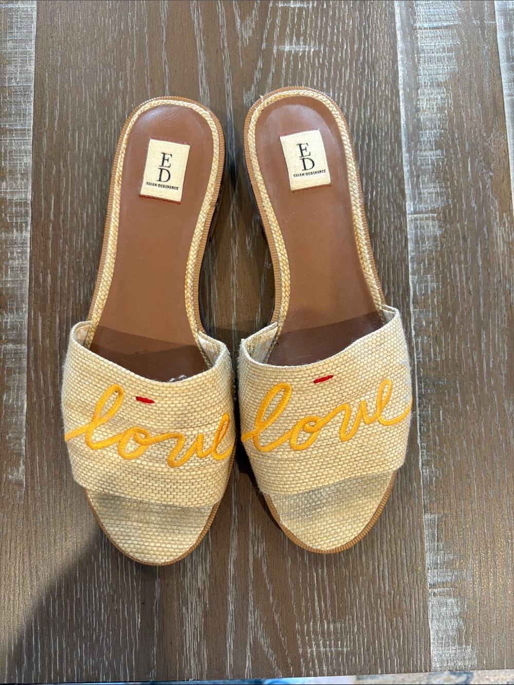 Cute flat sandal by Ellen Degenerate!